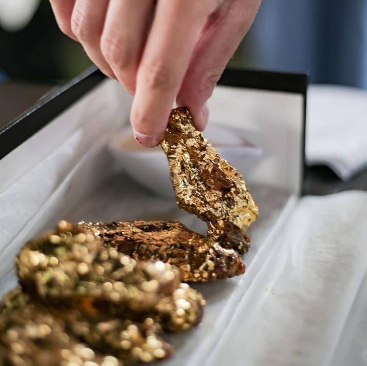 Alitas cubiertas de oro