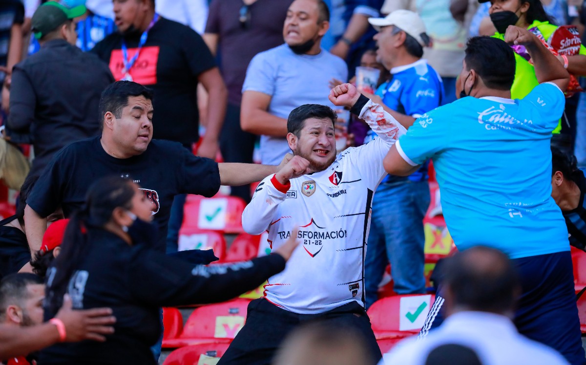 22 heridos y 2 de gravedad tras riña en el Querétaro vs Atlas - Grupo ...