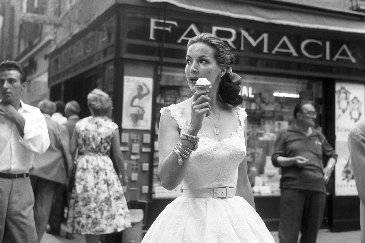 María Félix paseando en Venecia, Italia, 1959. | ESPECIAL