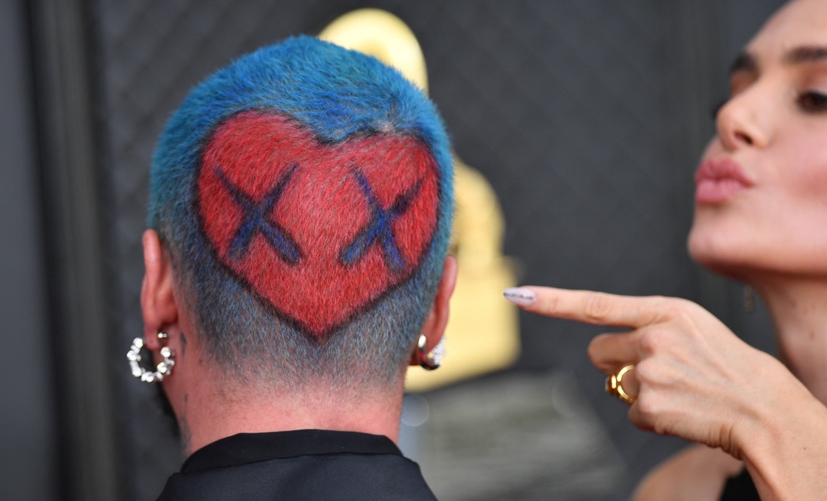 https://www.milenio.com/uploads/media/2022/04/03/balvin-aparece-look-atrevido-premios.jpg
