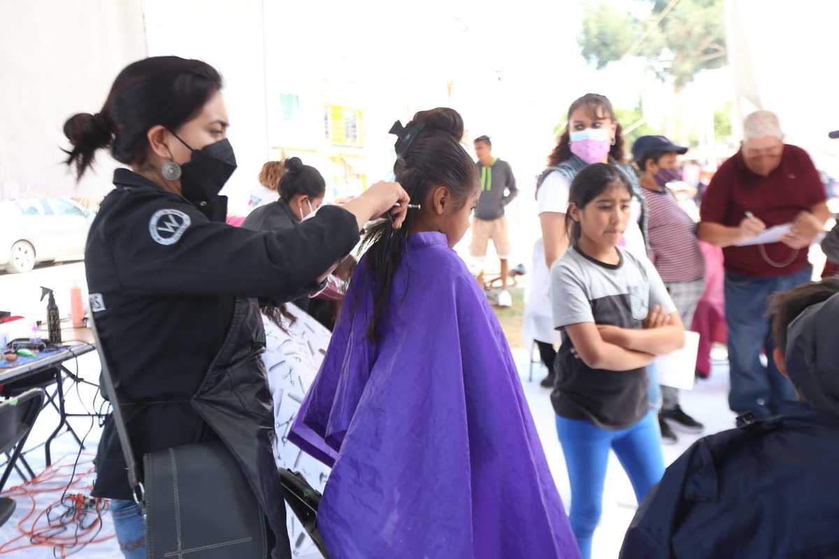 "Cortes de cabello en Jornada Médica-asistente" | Tania Contreras