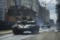 Tanques ucranianos pasan por una calle en Irpín, a las afueras de Kiev. (fOTO: AP/Evgeniy Maloletka)