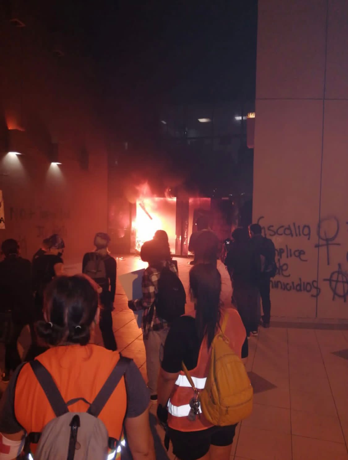 Incendian feministas oficinas de FGE