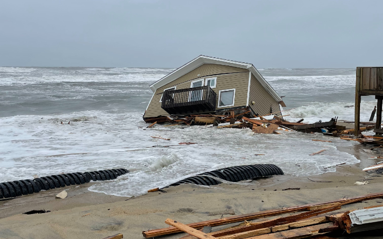 Captan el momento exacto en que una casa es arrastrada por el mar 